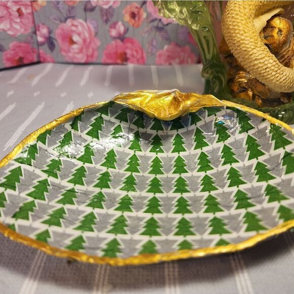 DECOUPAGE CLAM SHELL DECOUPAGE CHRISTMAS TREES ON A CLAM SHELL TRINKET DISH - Picture 6 of 10